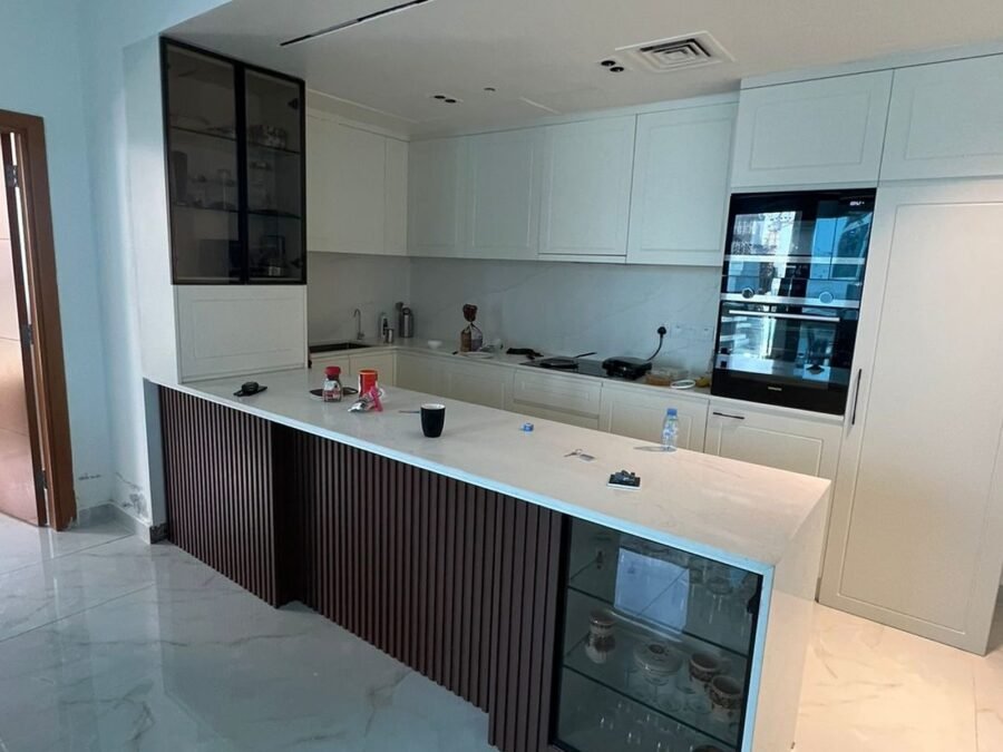 Shaker kitchen with fluted timber peninsula, wine cooler and marble-effect worktop